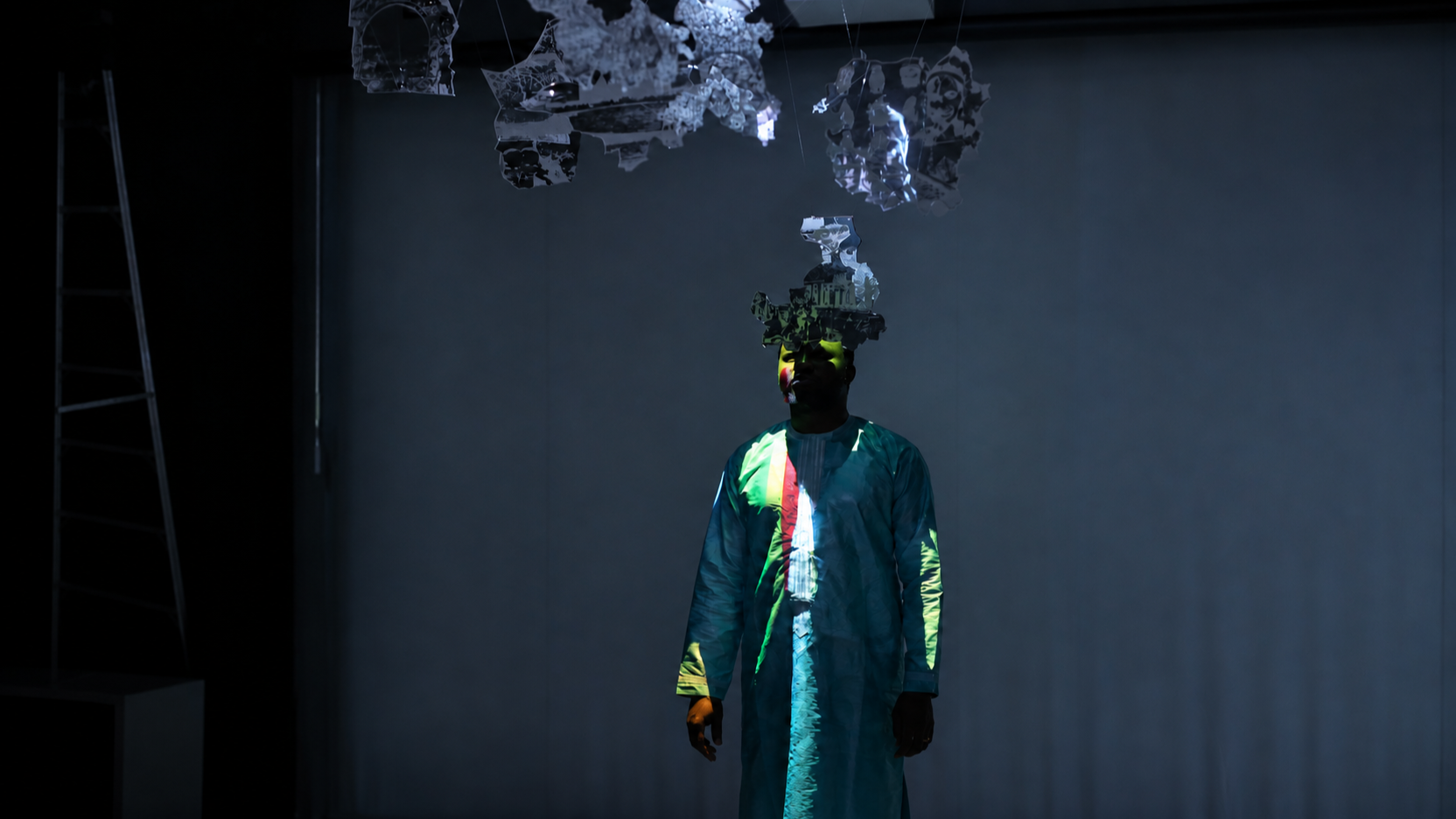 Aboubacar Bablé Draba au cœur de l’installation projetée ILAM