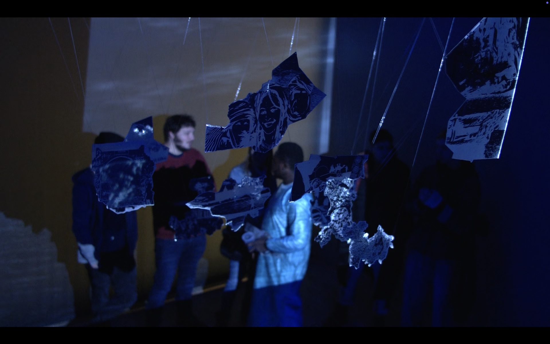 Fragments suspendus et visiteurs au cœur de l’installation ILAM