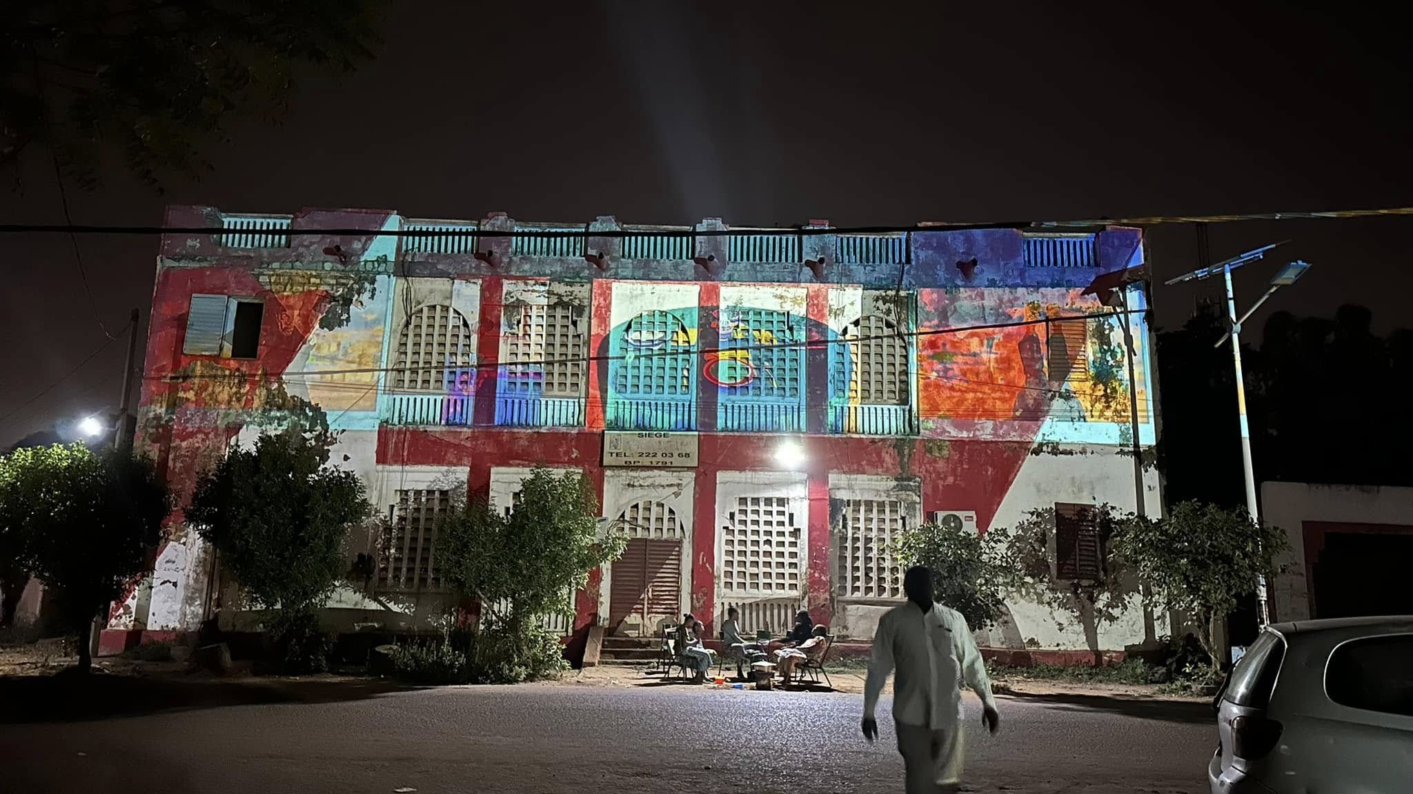 Projection mapping colorée sur la façade pendant les Rencontres de Bamako 14 — KUMA