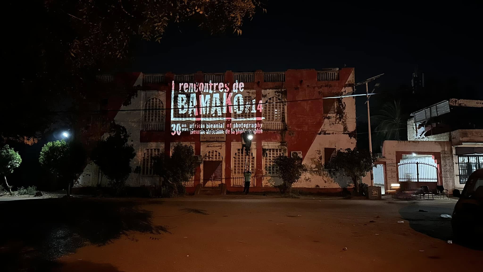 Projection du titre Rencontres de Bamako 14 et KUMA sur la façade