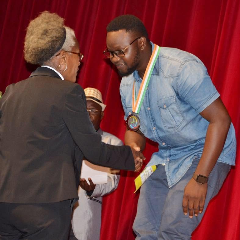 Aboubacar Bablé Draba recevant sa médaille d’argent sur scène